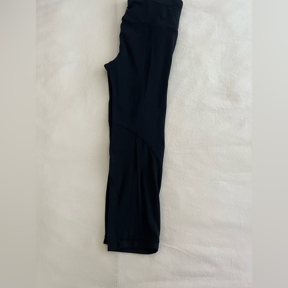 Black GapFit capri workout pants. Size XS - Picture 2 of 8